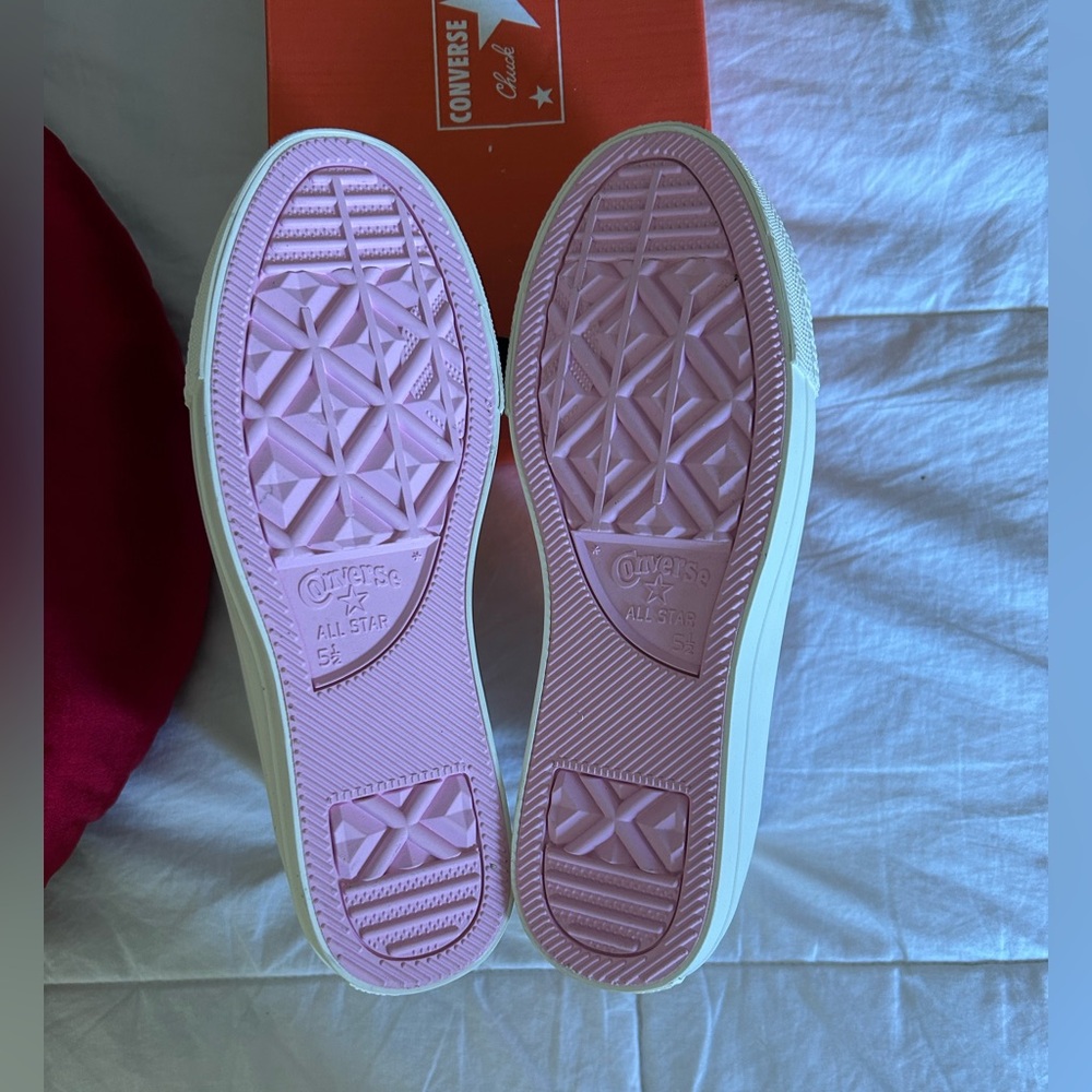 🌟 HP 🌟 Custom Women's Cream Converse High-Top Sneakers with Red Heart Accents - Picture 6 of 7